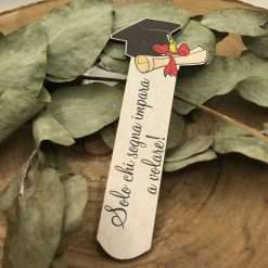 Bomboniera Segnalibro in Legno con Simbolo Laurea - Yvonne Gontier