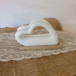 Bomboniera Matrimonio Portatovaglioli Cuore in Porcellana con Supporto in Legno